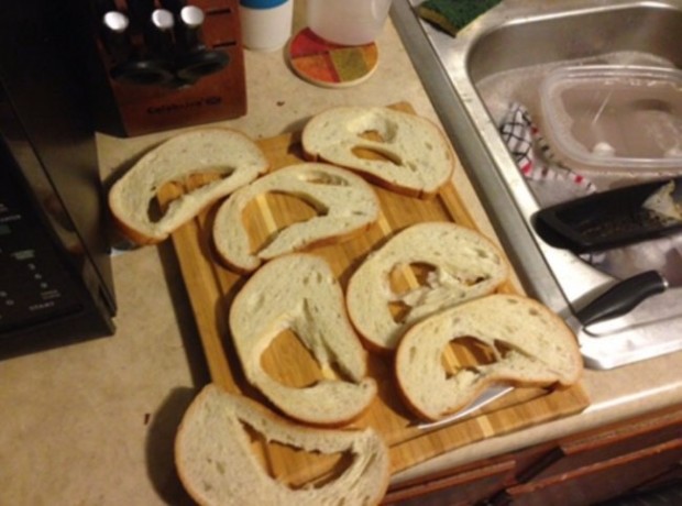 Sandviç yapmak için kestiği ekmekteki boşluklar