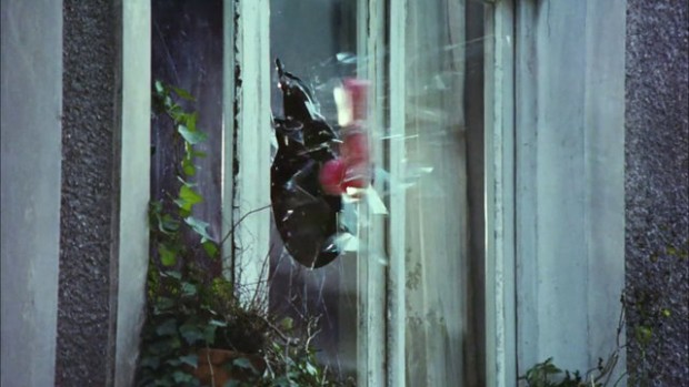Unutulmazlar arasında yer alan ‘Çöpçüler Kralı’ filminde Ayşen Gruda, terliğini cama atmadan önce camın çatlak olduğu görülüyor.