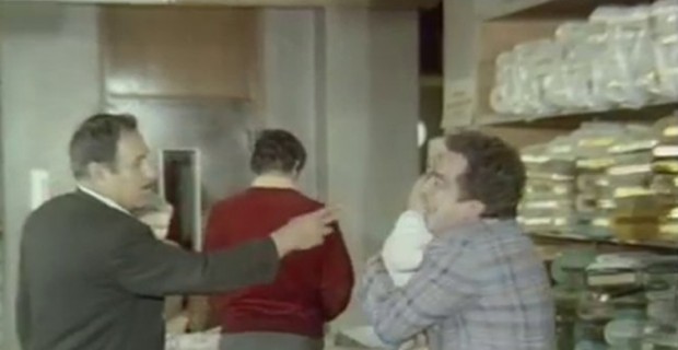 1974 yapımı ‘Mirasyediler’ filminde sahneler arasında tezgahın üzerindeki kumaşlar ve müşteri birden yok oluyor.