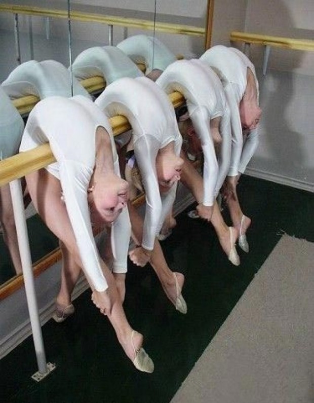 5. Askıdaki havlulara benzeyen balerin kızlar.