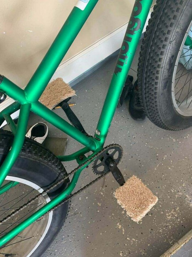 Bisikletine çıplak ayakla binmek isteyen bu 12 yaşındaki çocuğun pedal yerlerine halı parçaları koyduğuna inanabiliyor musunuz?