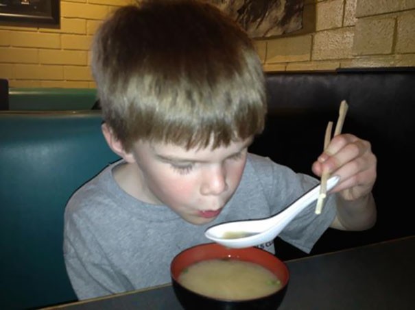 4. Japon restoranında çubuk kullanmasını söylediğinizde: çorbayı da çubukla içebilirler.