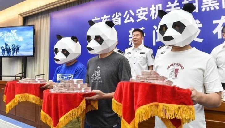 12. Çin'de bir mafya çetesini yakalamaya yardım eden 3 kişi ödül alıyor.
