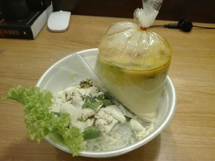 21. Tayland'daki sokak restoranlarında çorbayı plastik poşette servis ediyorlar.