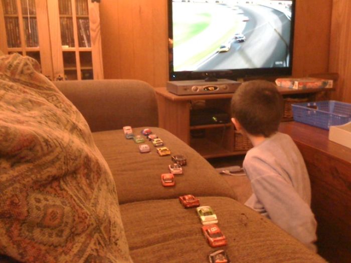 6. Araba yarışını kendi arabaları ile takip eden çocuk.