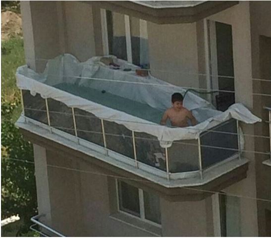 Yeterince yaratıcı biriyseniz balkonunuzda kendinize ait bir yüzme havuzu sahibi olabilirsiniz!