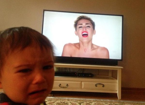 24. Televizyona Miley Cyrus çıkmış.