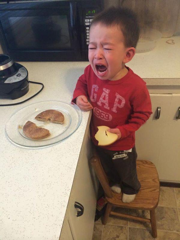 26. Annesi çöreğini kestiği için ağlıyor çünkü çöreğin öldüğünü sanmış.